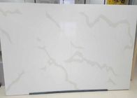 QS107 หินขัดสีขาวประดิษฐ์ Calacatta Quartz Stone สำหรับโต๊ะเครื่องแป้ง Vanity